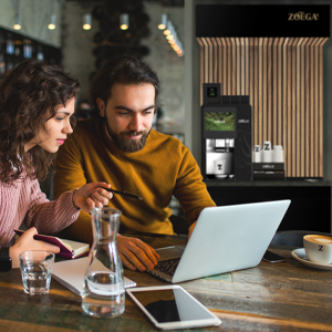 personer dricker kaffe på arbetsplatsen