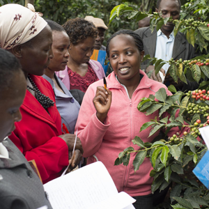Kvinna undervisar om kaffe