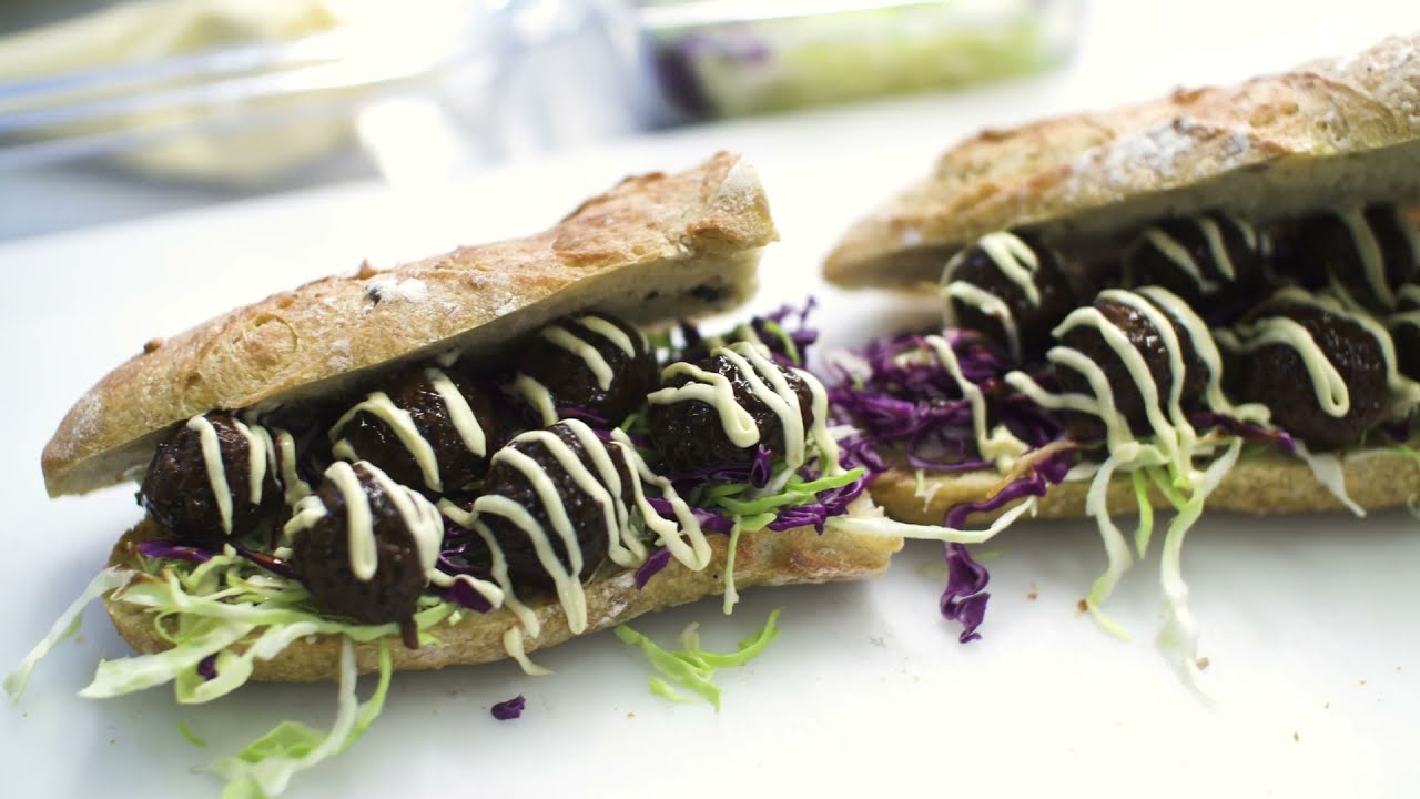 Recept: BBQ Hälsans Kök® Vegan Balls sandwich med coleslaw