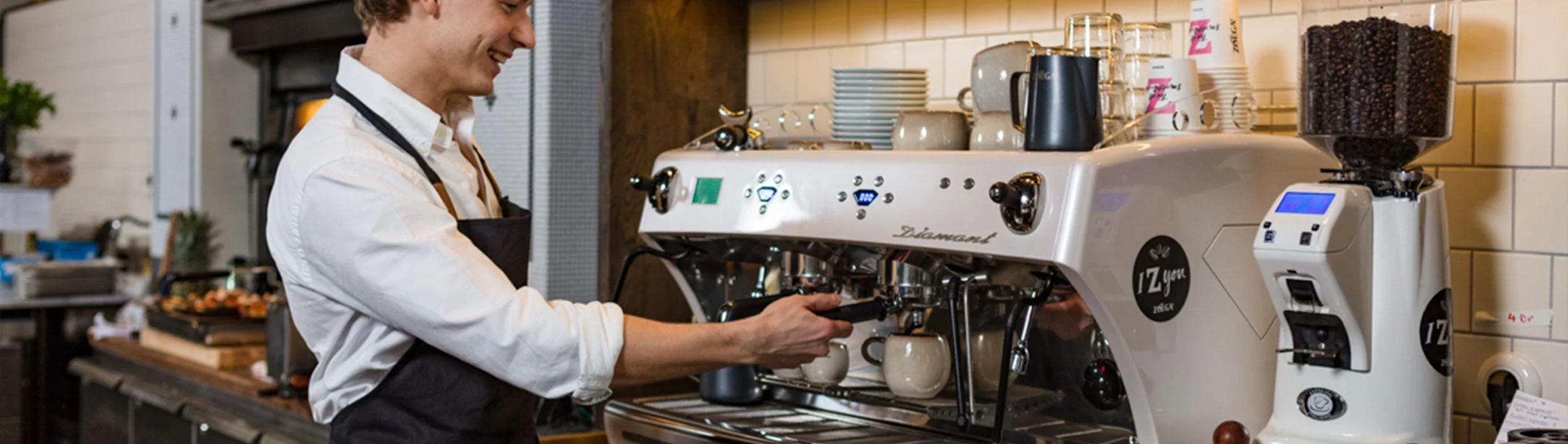 Medarbetare som serverar kaffe på en restaurang