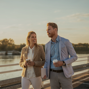 Mennesker som går og prater med kaffekopper i hånden