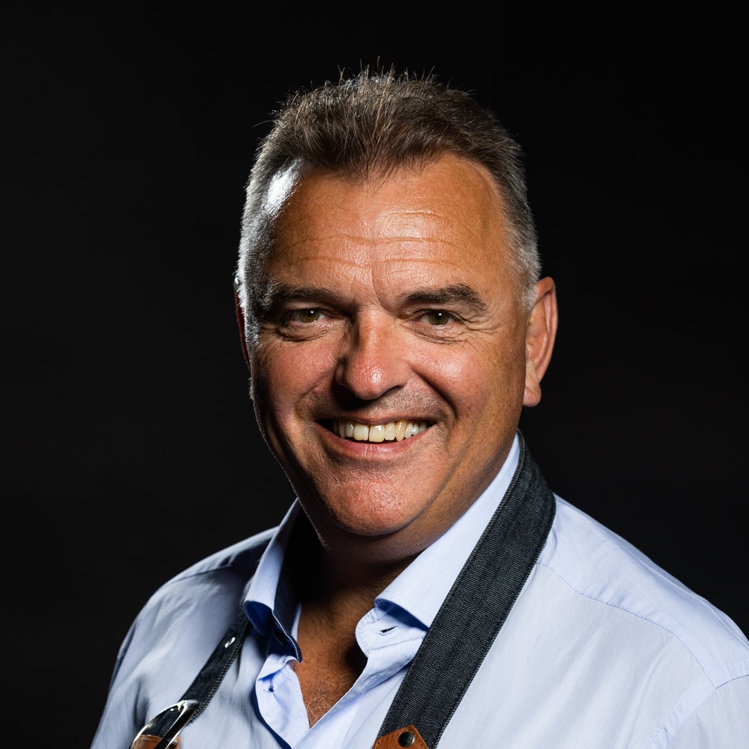 Nestlé-ansatt smiler til kameraet