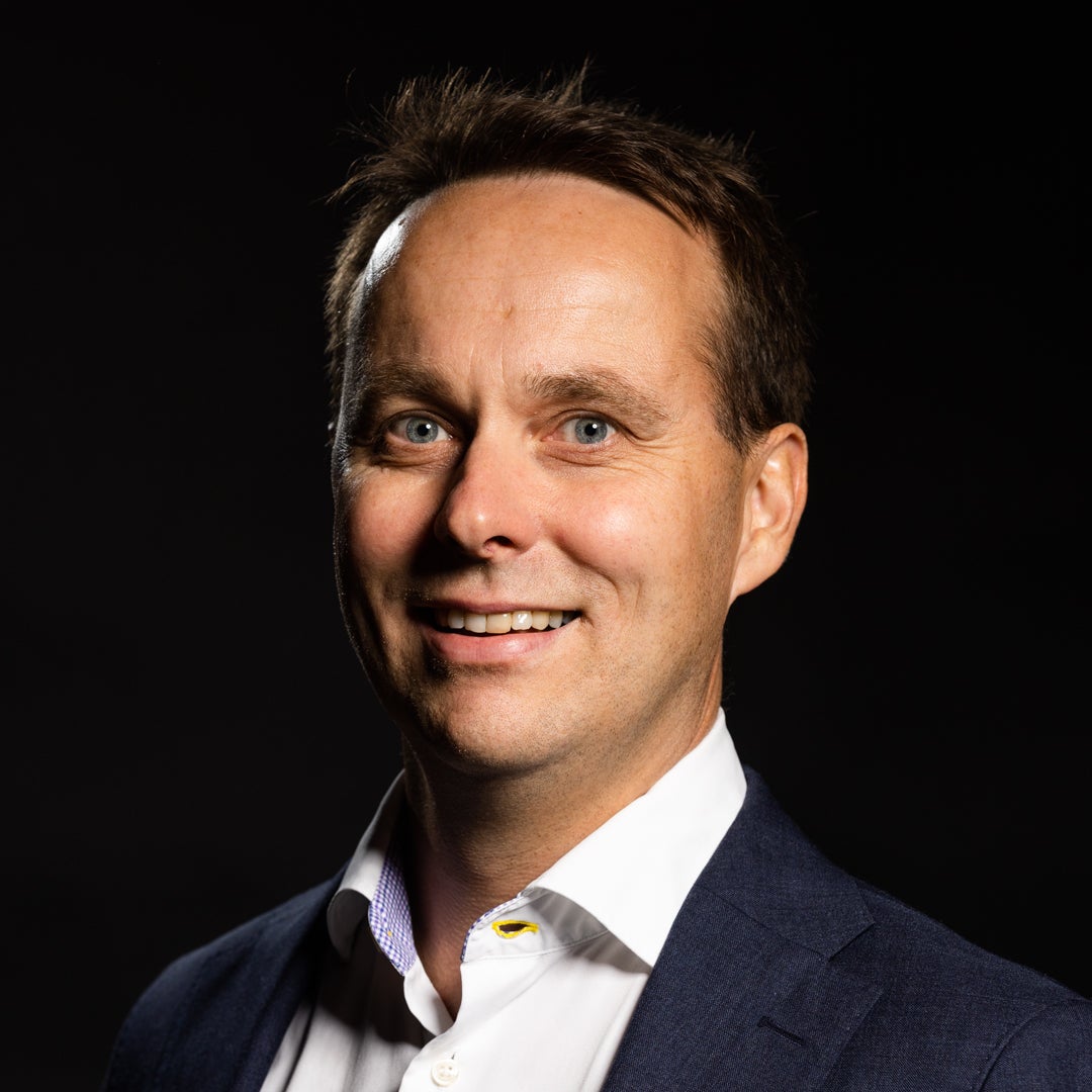 Nestlé-ansatt smiler til kameraet