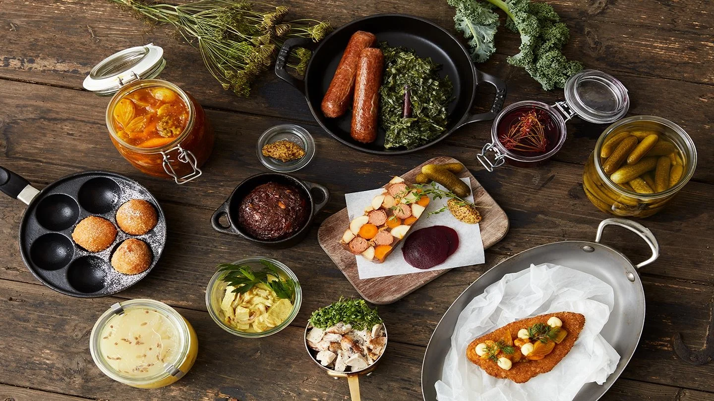 Træbord set fra oven med forskellige gastronomiske retter