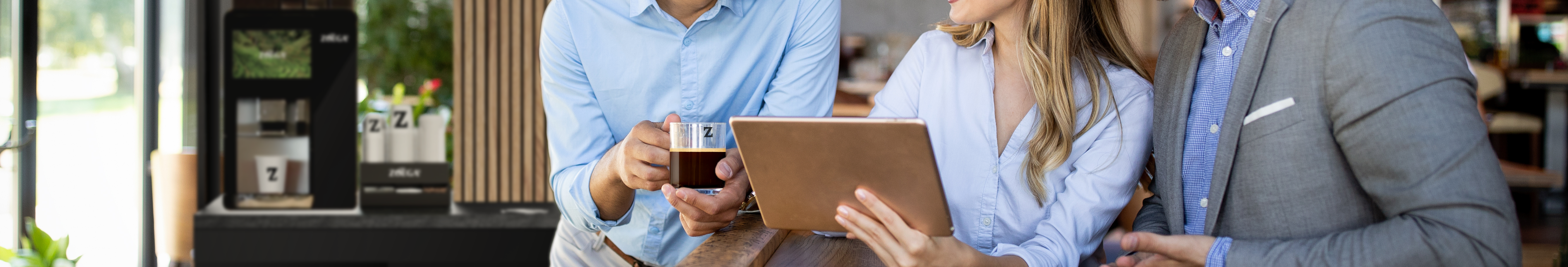 människor dricker kaffe på arbetsplatsen