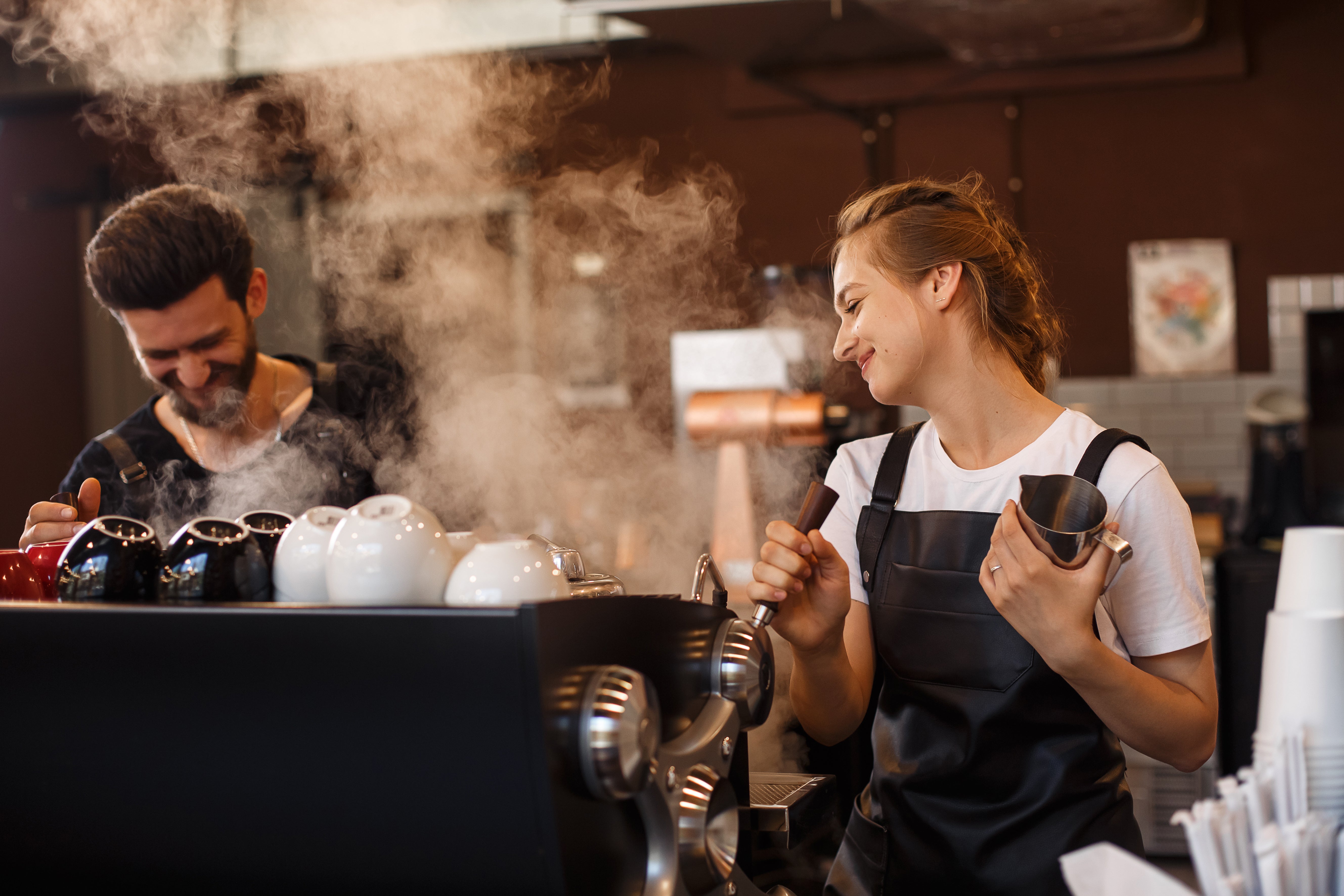 baristor arbetar i ett café