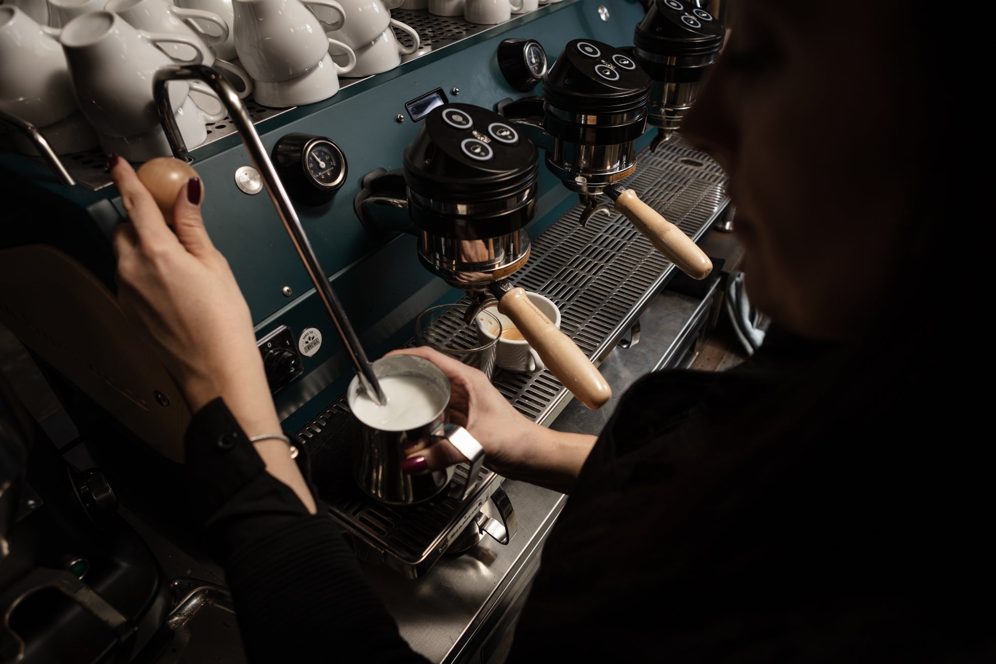 barista skummar mjölk