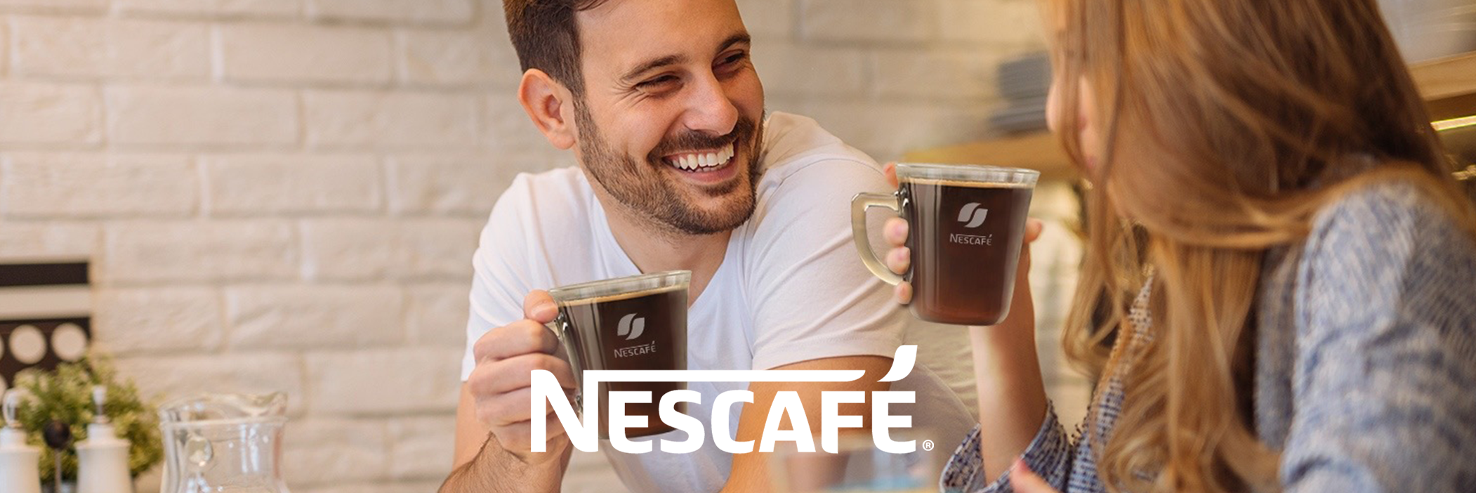 Två personer dricker kaffe ur Nescafé muggar