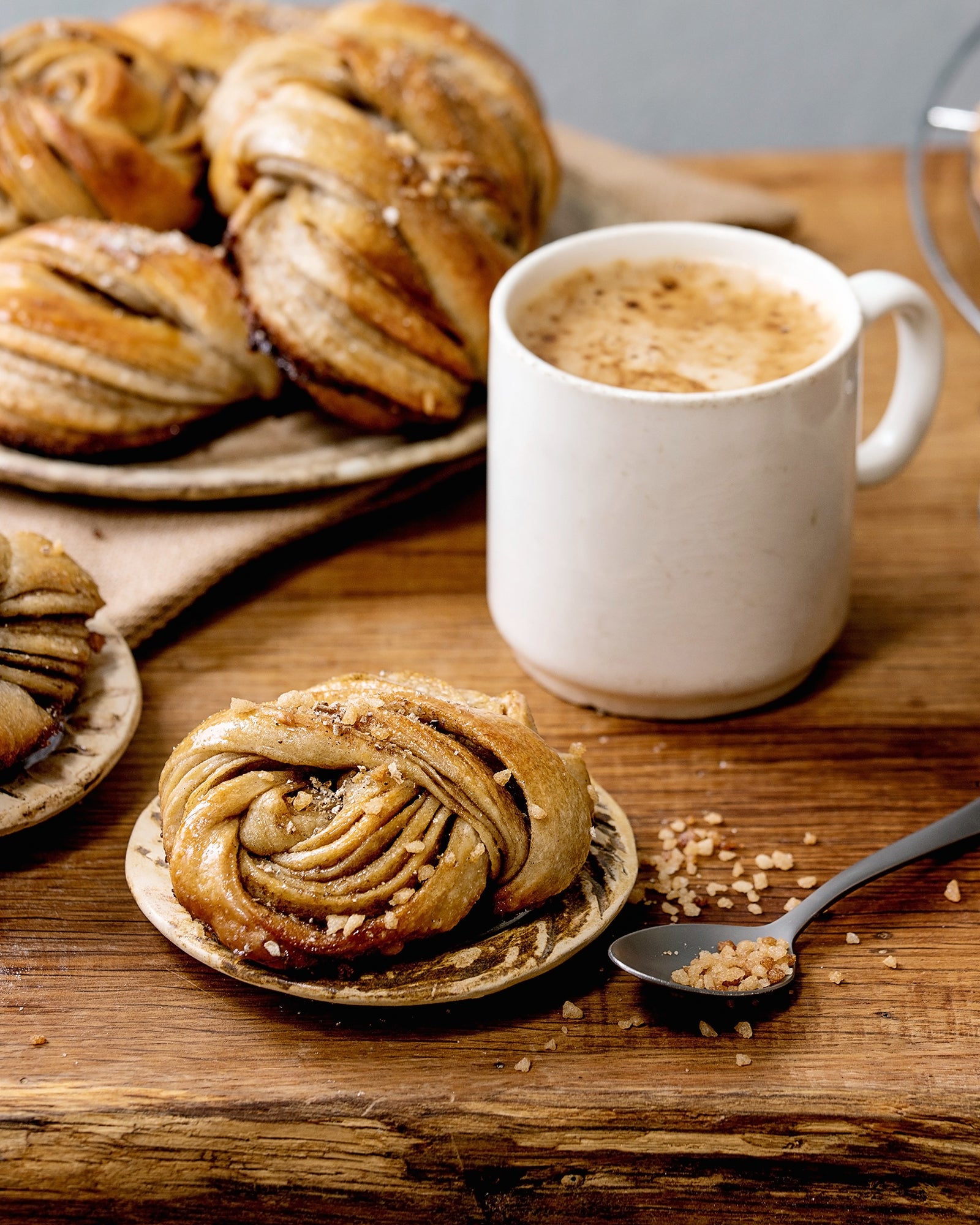 fika med kaffe och kanelbulle