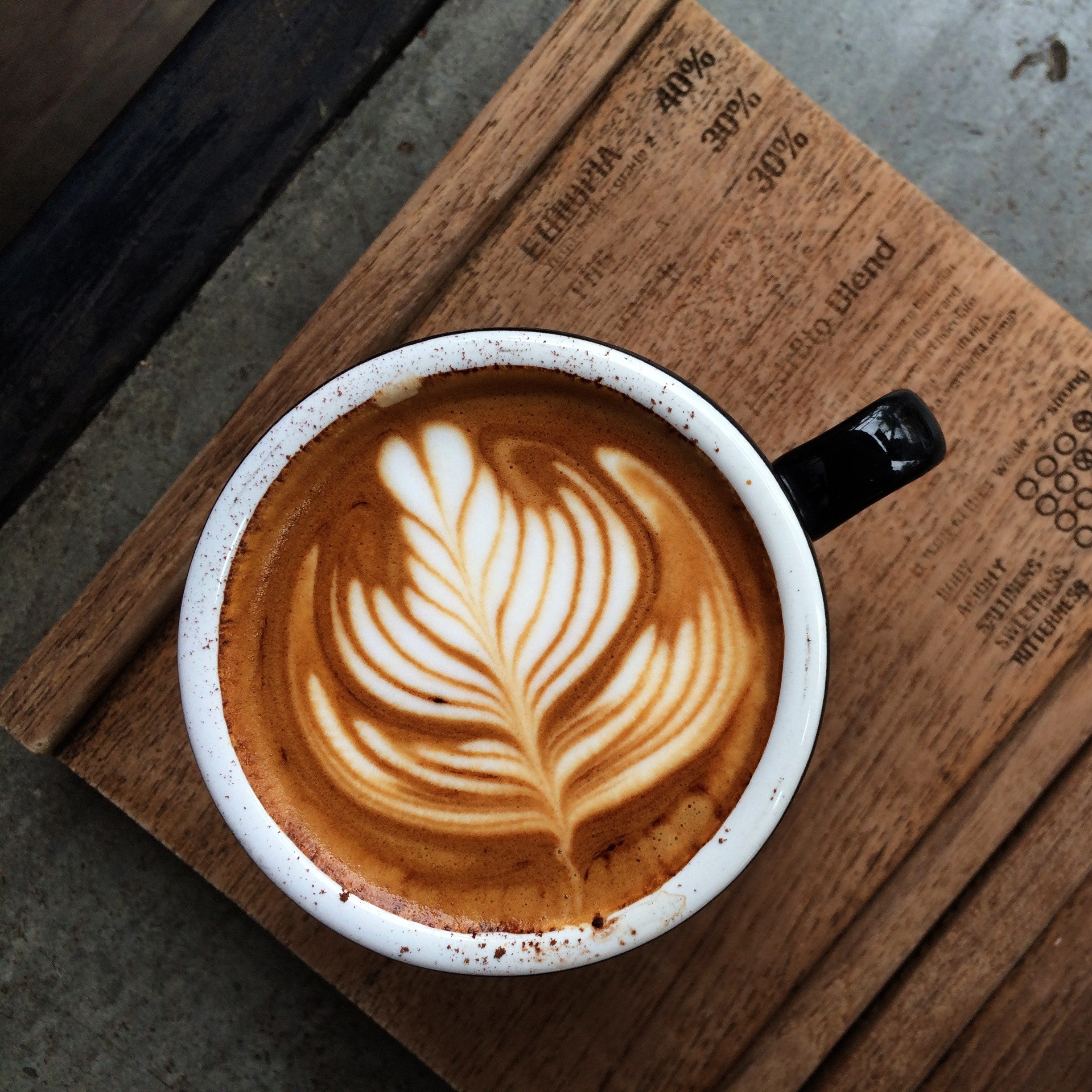 En cappuccino med vacker latteart