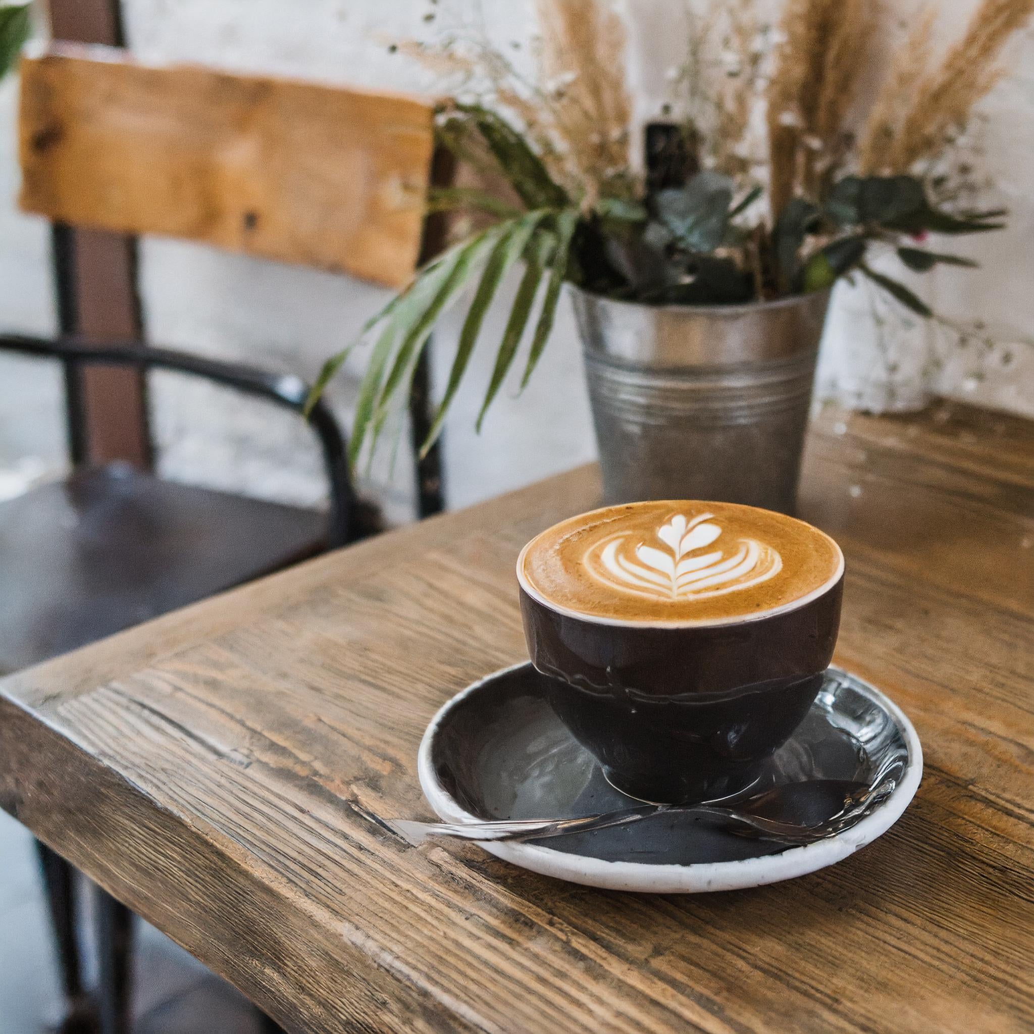 Cappuccino på ett träbord.