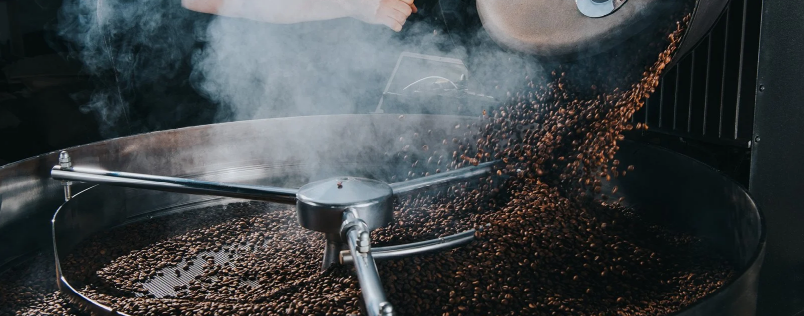 En kaffebönsmaskin som blir påfylld.