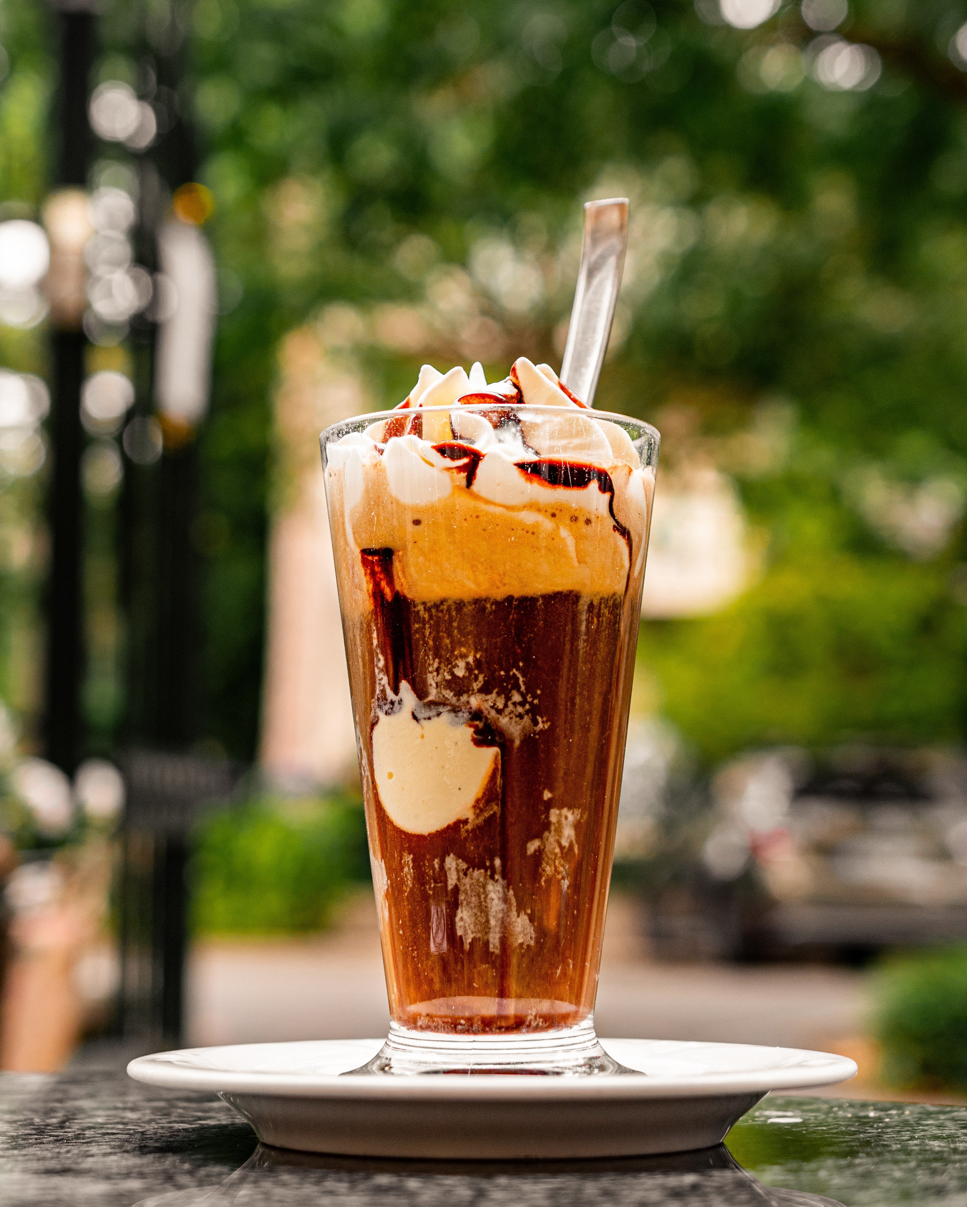 En dryck i ett glas med utsikt över en park