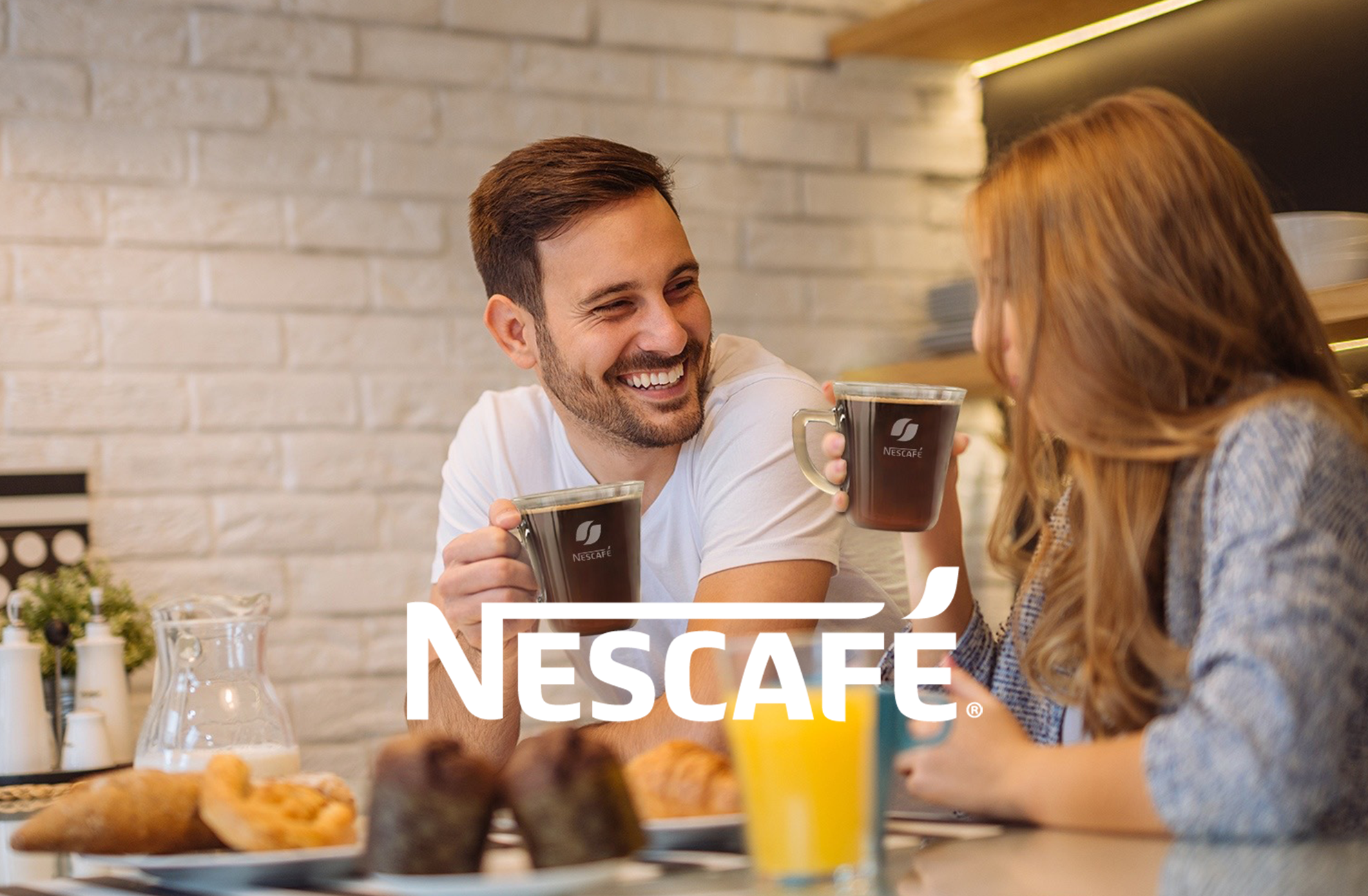 Iskaffe med melk som blir servert på en trebeskyttelse