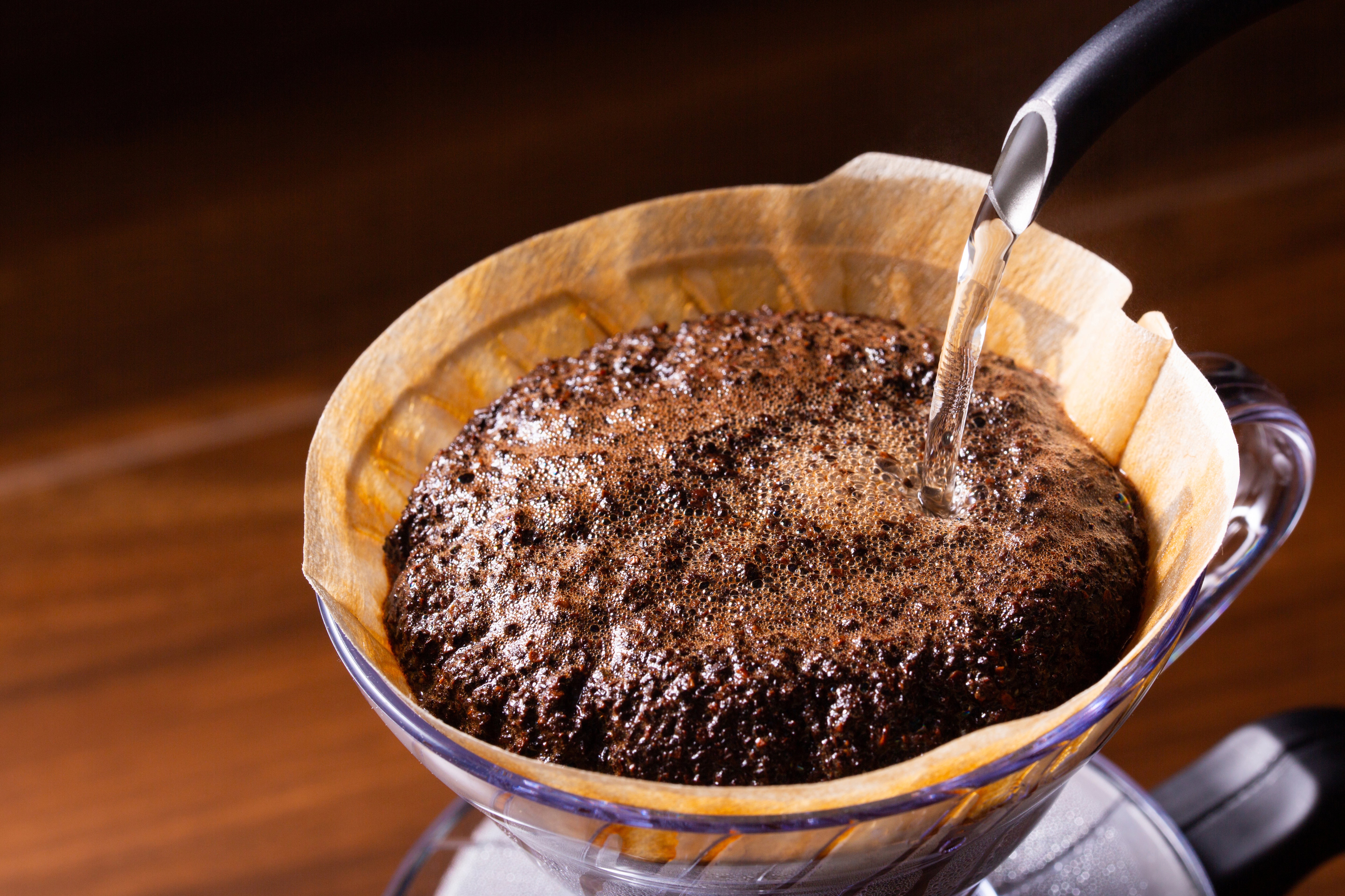 Kaffe som kokas i en vattenkokare