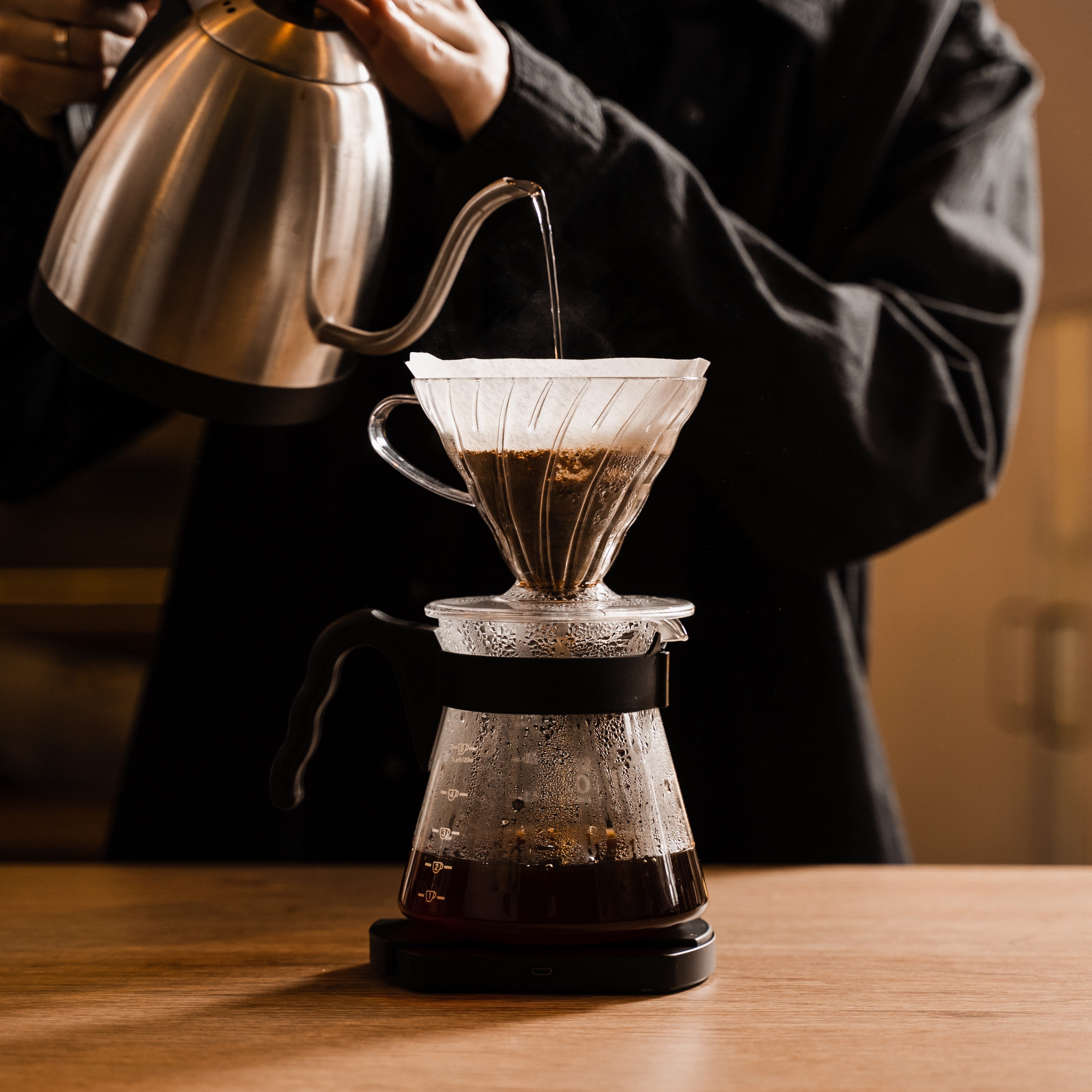 Kaffe som kokas i en vattenkokare