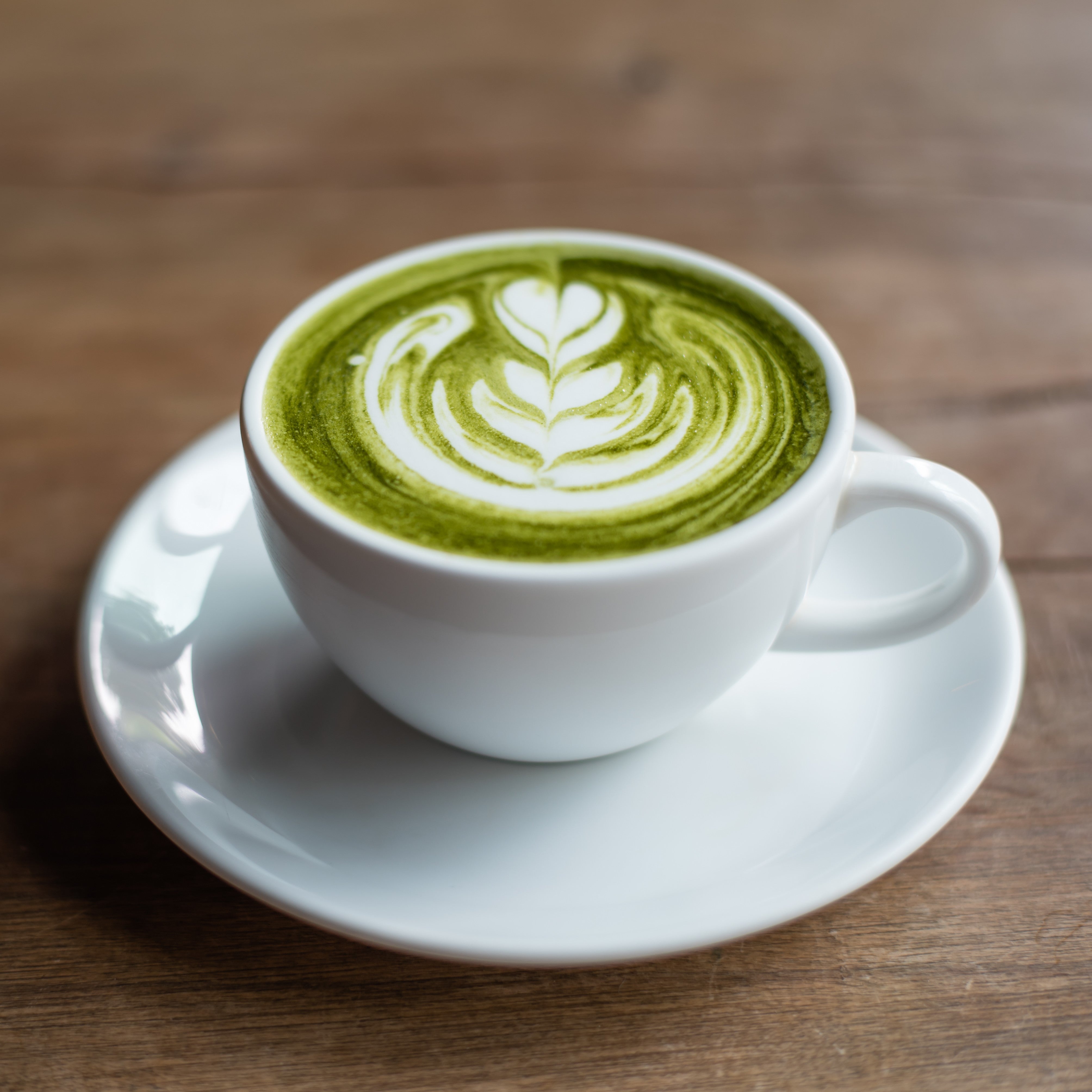 Kopp med serverad matcha