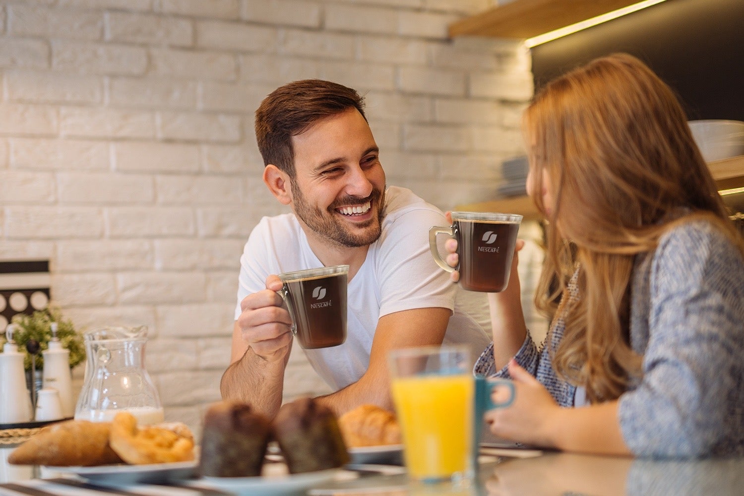 To personer som drikker kaffefra Nescafé kopper