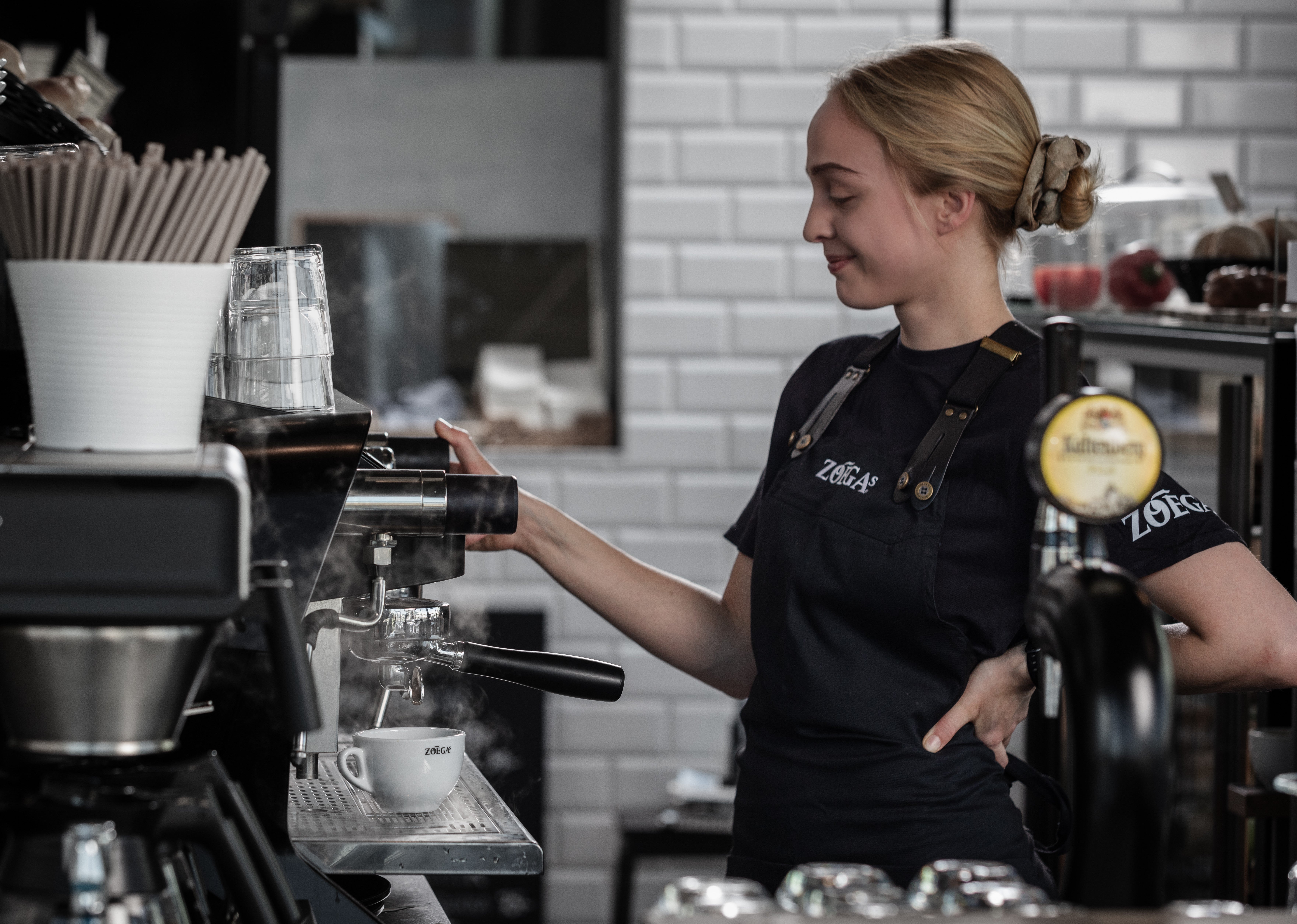 Barista i Zoégas t shirt tillreder espresso