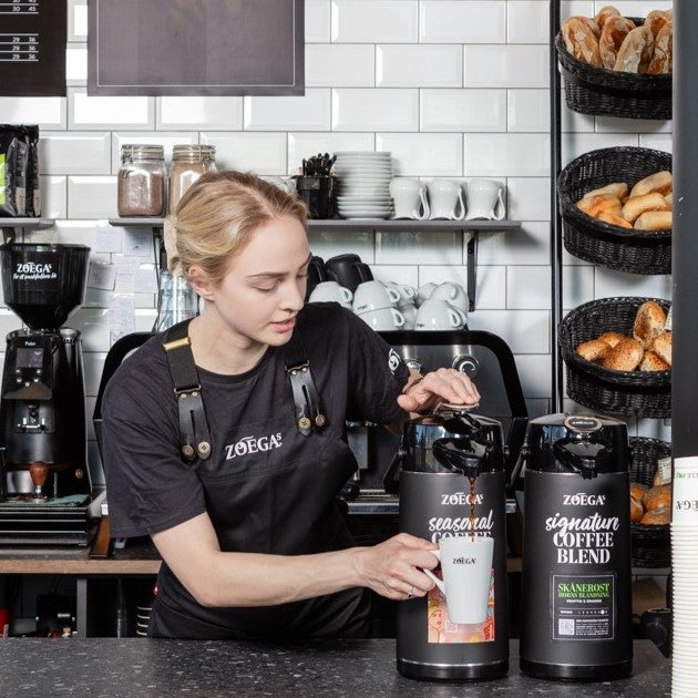 Barista häller upp kaffe från Zoégas termos