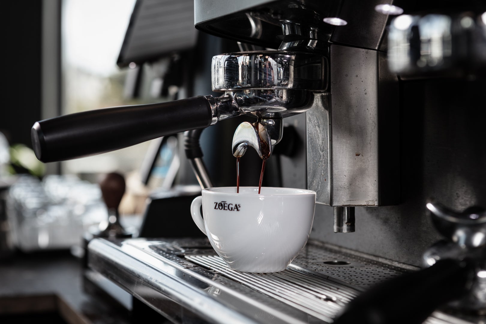 Zoégas-kaffe som kommer ut från kaffemaskinen.
