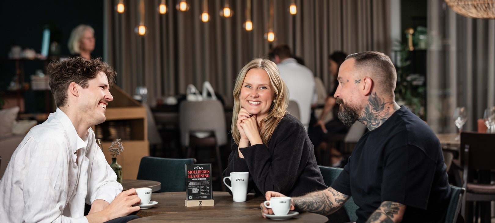 Gjester på restauranten drikker Zoégas kaffe