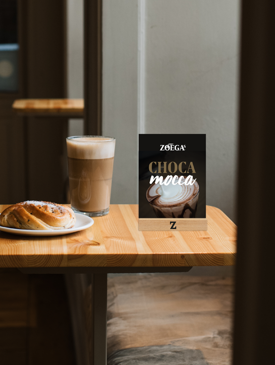 Zoégas Cocha Mocca serverad med sötsaker.