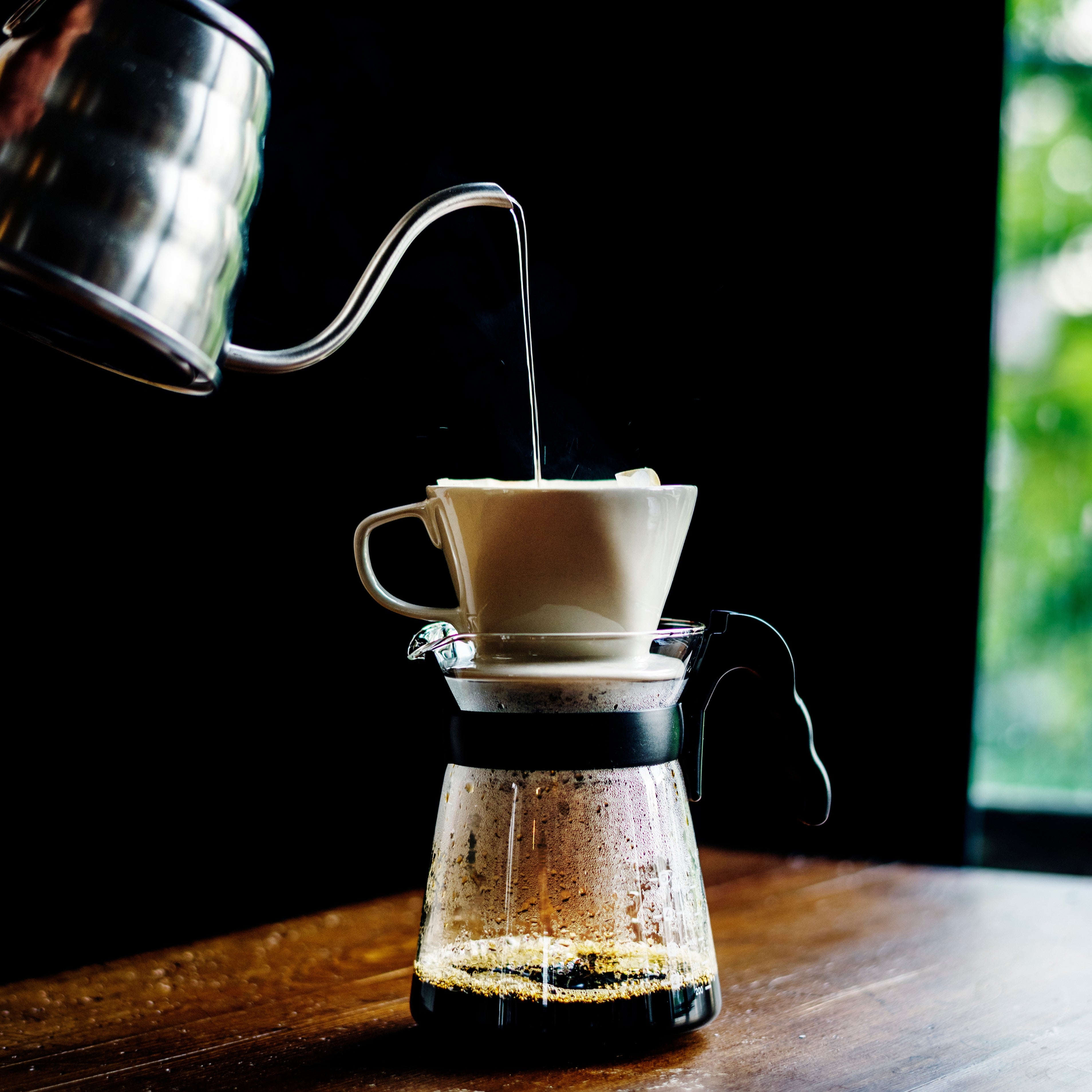 Kokt vatten som ska serveras i en kaffekopp.