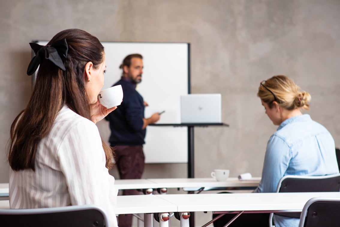 människor som dricker Zoegas kaffe medan de är på lektion