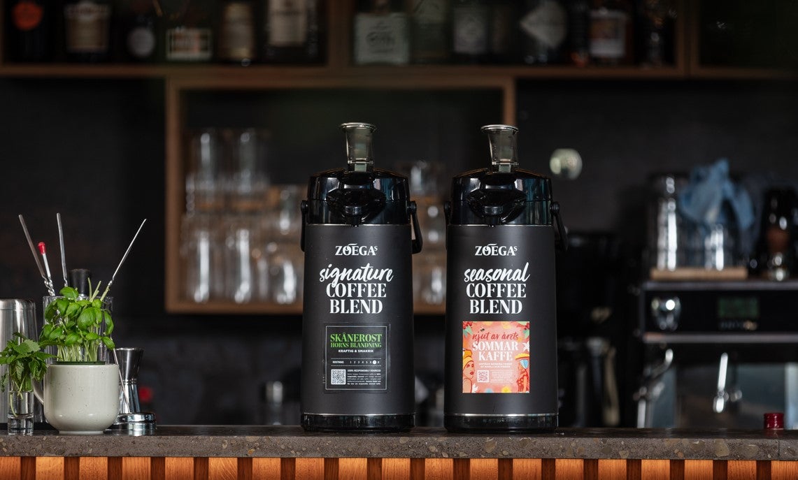 Två termosar med Zoégas bryggkaffe på en bardisk