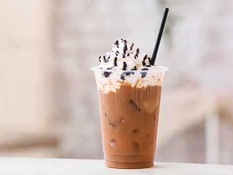 Kaffe med is, vispgrädde och chokladtopping.