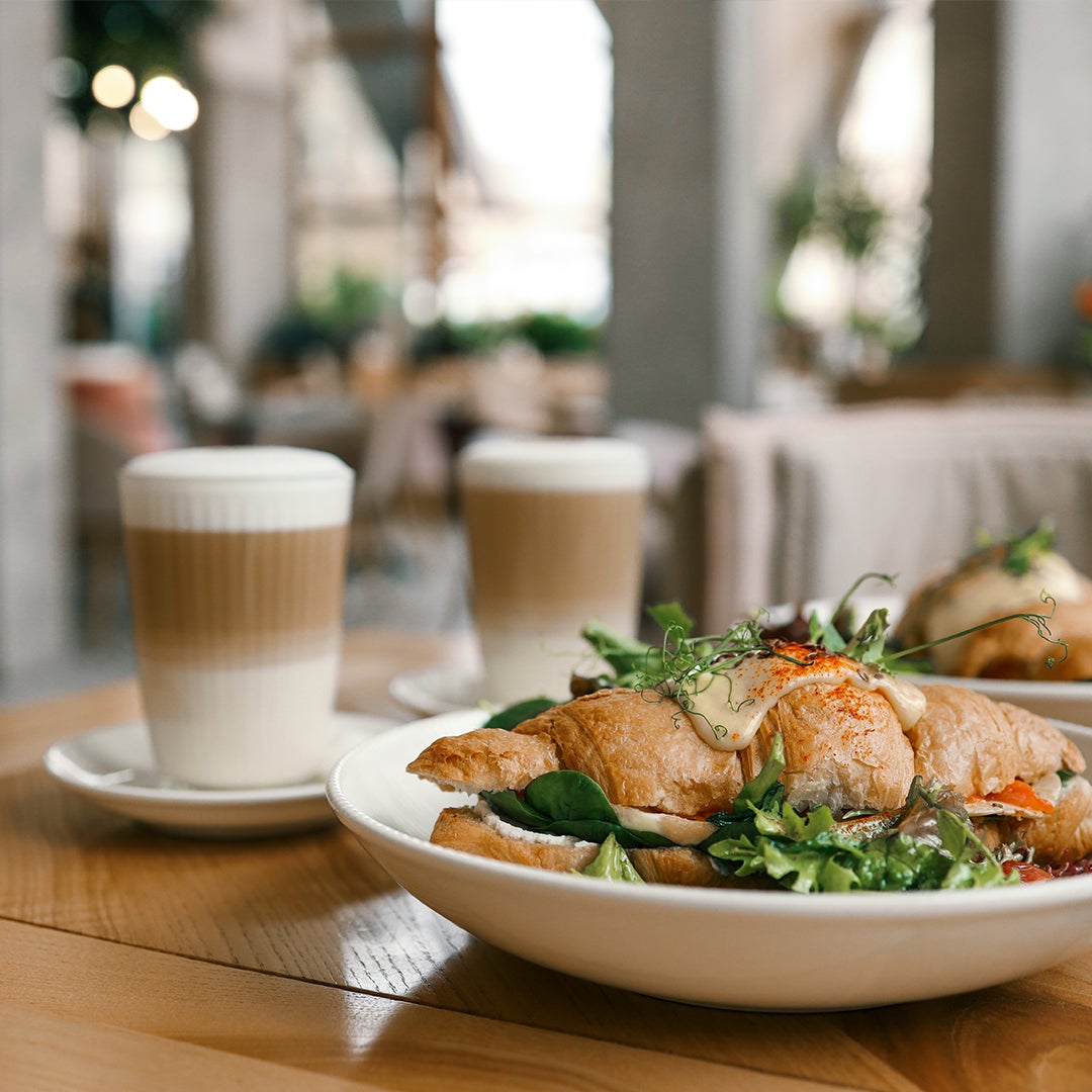 Saltig croissant med varm kaffedryck.