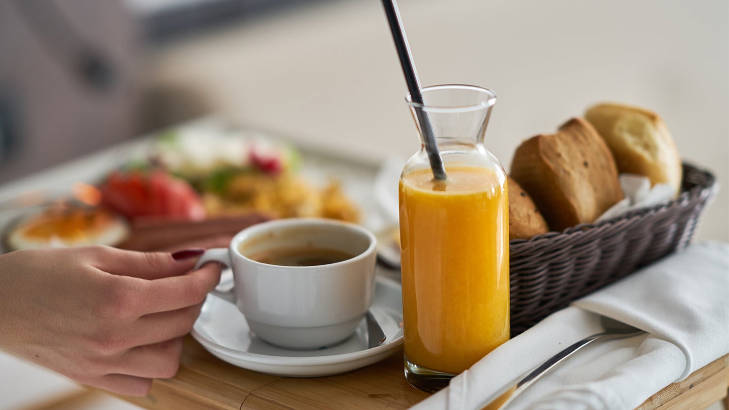 Bricka_med_kaffe_och_frukost_på_hotell