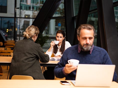 Människor dricker Zoegas-kaffe på en terrass