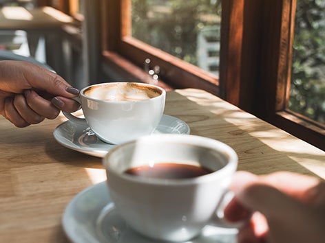 Människor dricker kaffe, koppen halvvägs ned