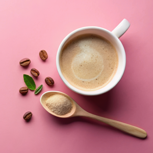 Koffeindryck med kaffebönor och sked brevid