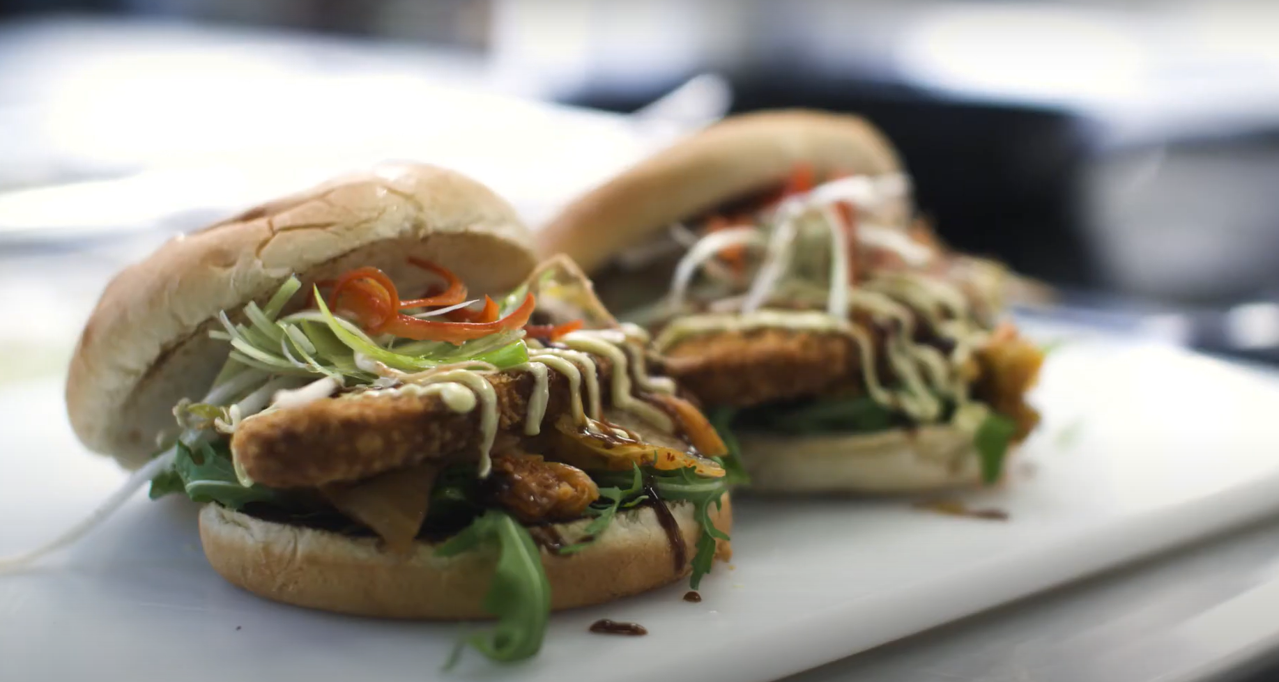 Hamburgare med vegetariska biffar och sallad