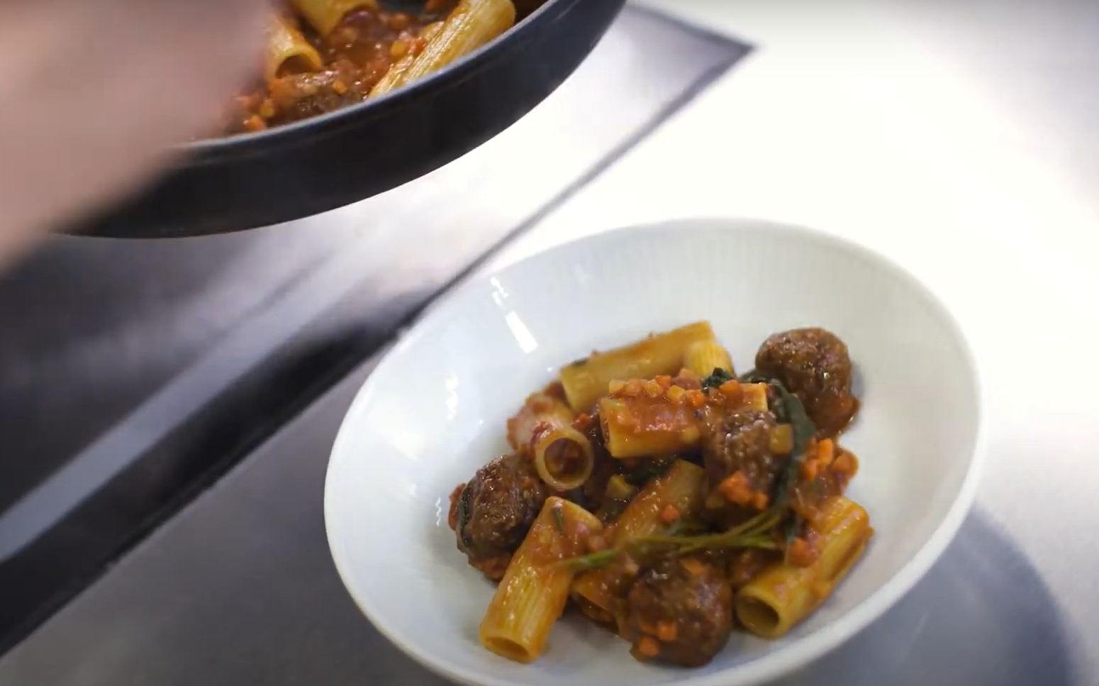 Tallrik med serverad pasta vegan balls