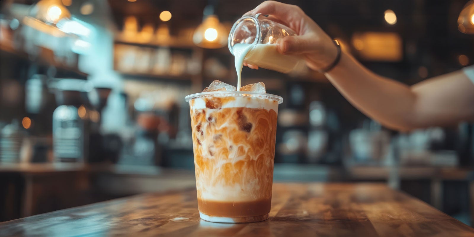 Varför ska man servera kalla kaffedrycker?