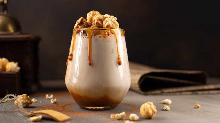 caramel latte i glas med popcorn
