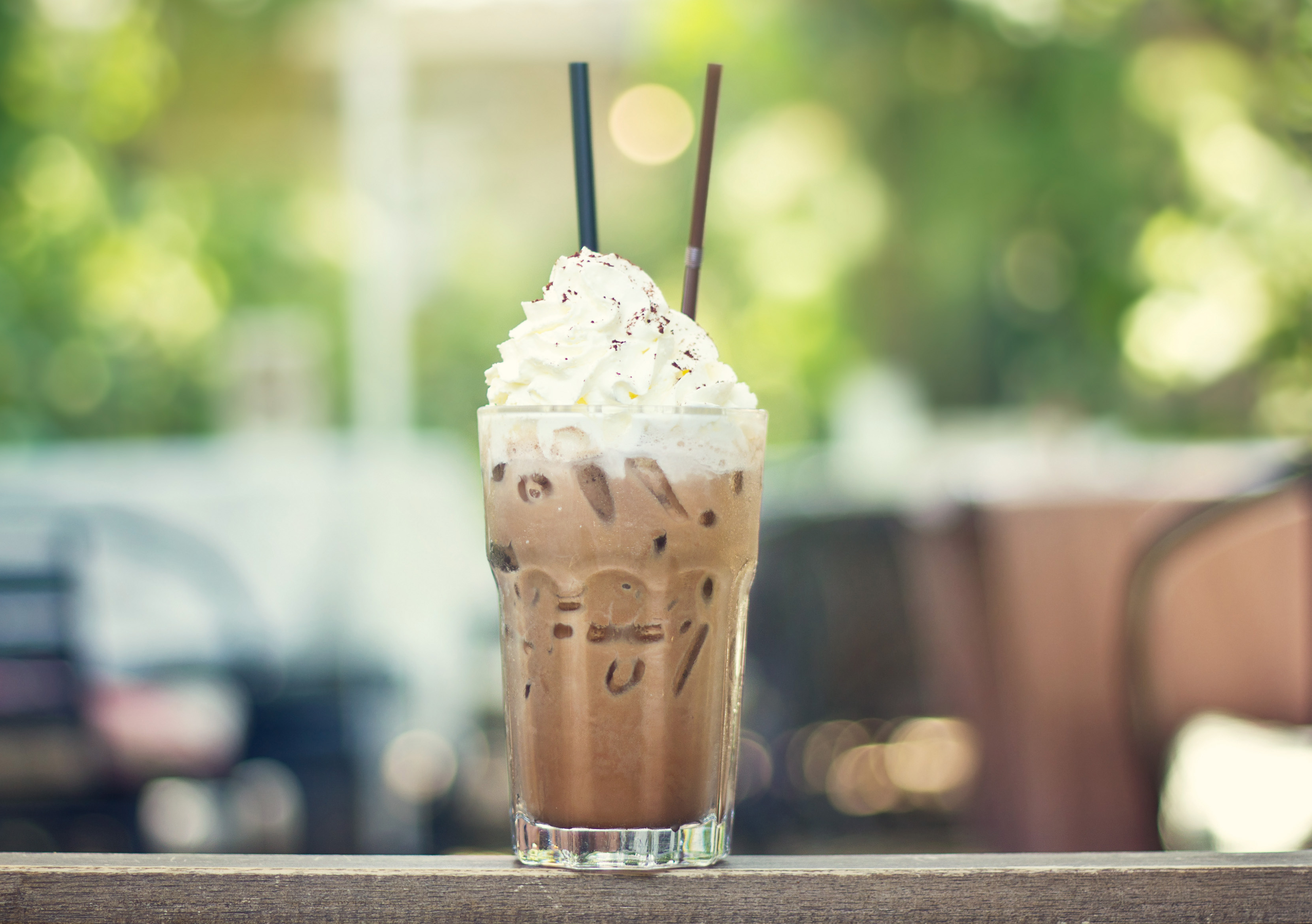 islatte på bord i nöjespark