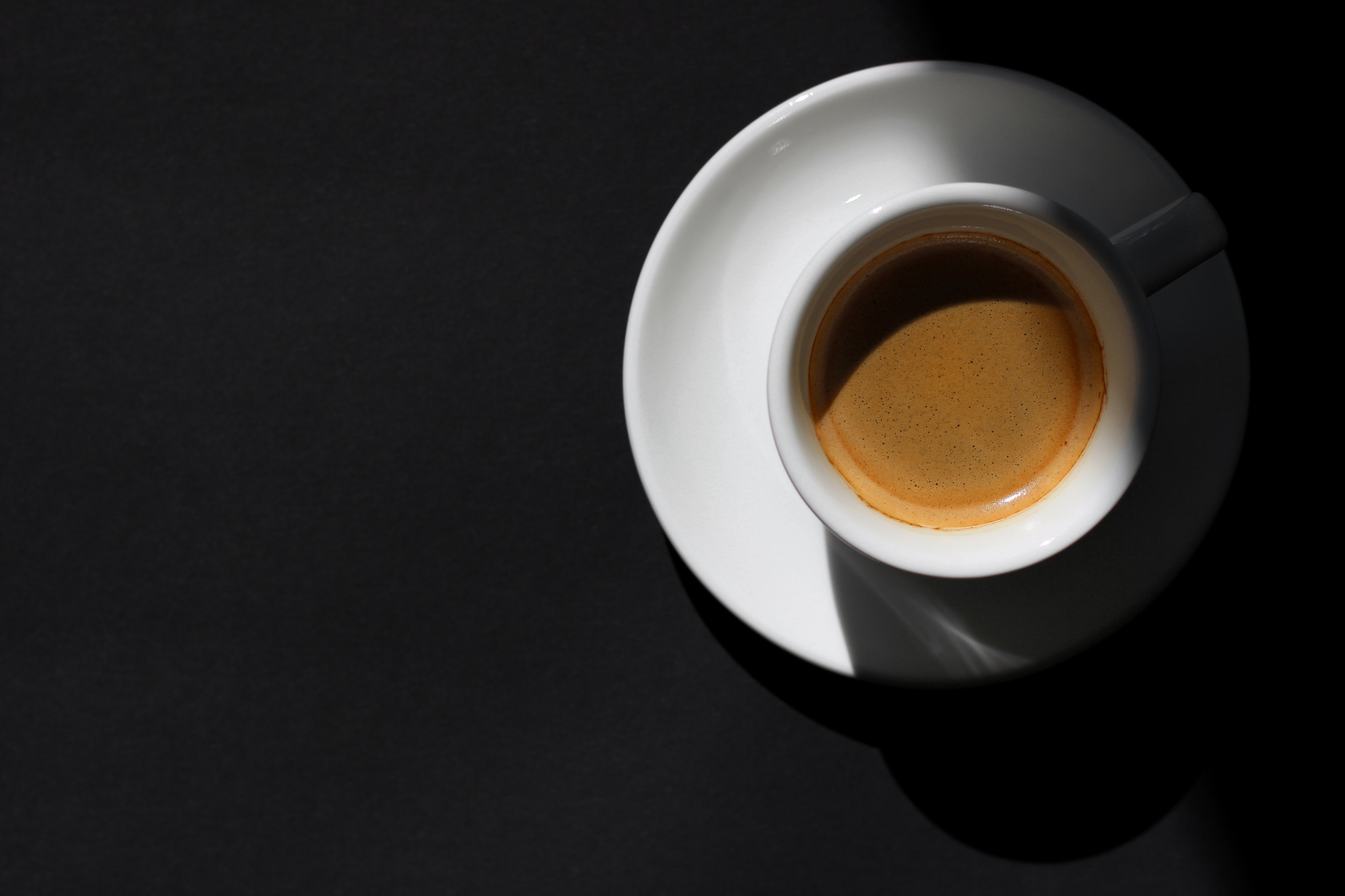 espresso kopp med dramatisk skugga