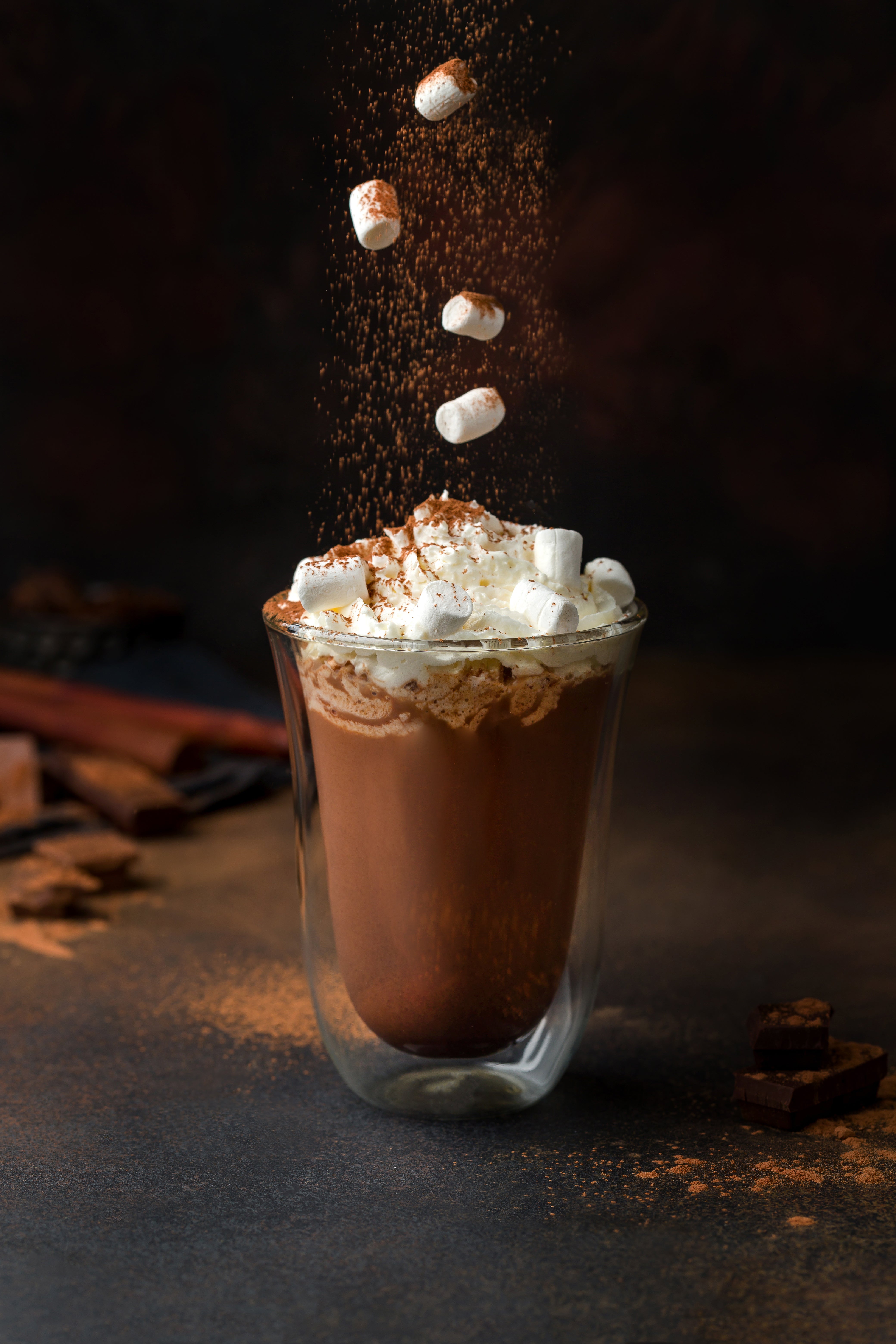 servering varm choklad med grädde och marshmallows