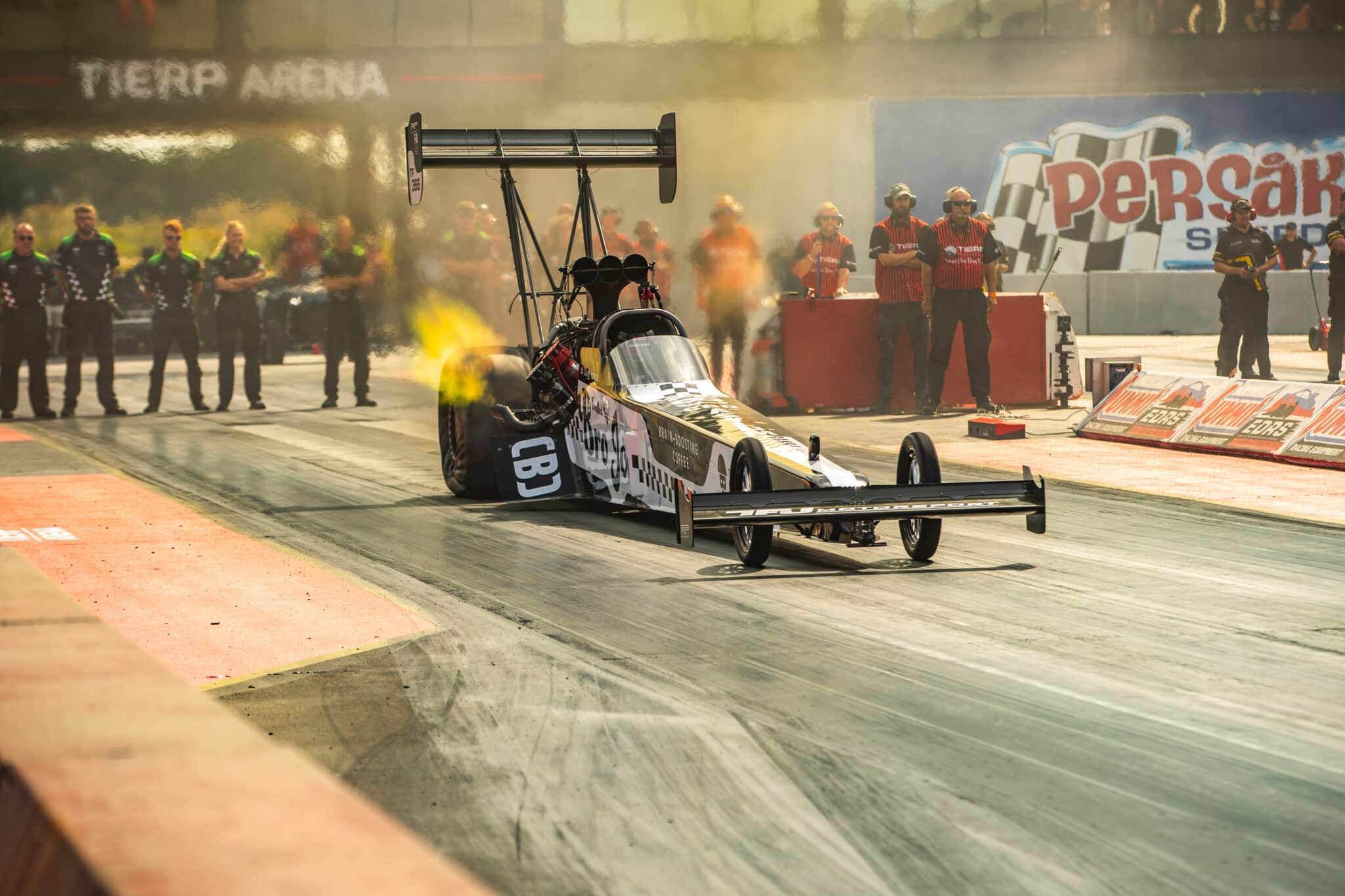 bil på bana på tierp arena