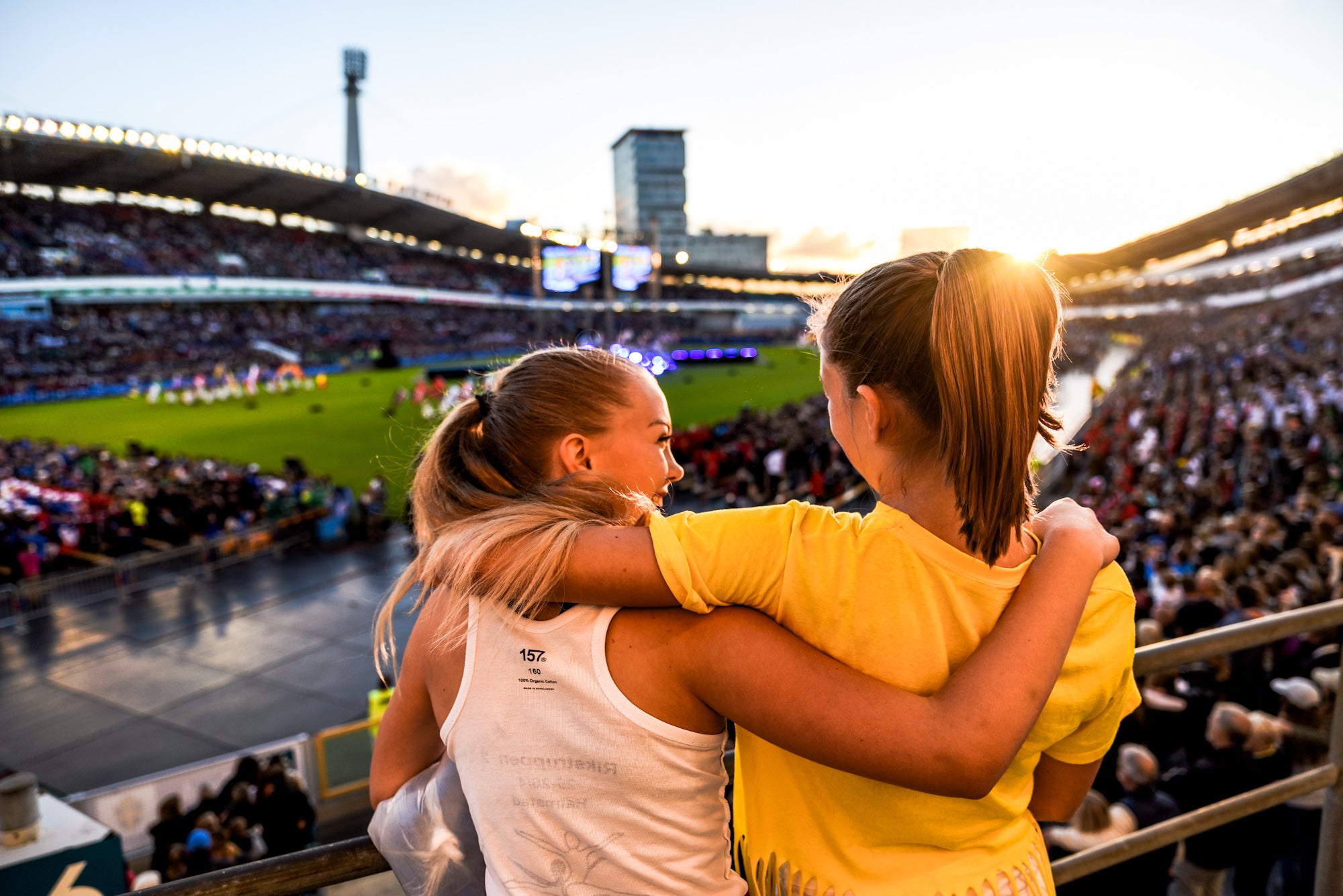fotbollsspelare under Gothia cup på arena i solnedgång