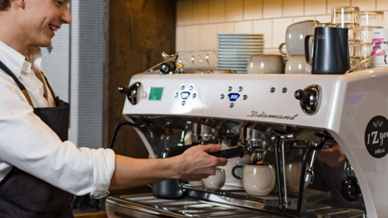 Medarbetare som serverar kaffe på en restaurang