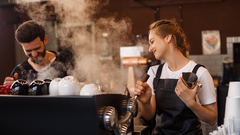 baristor arbetar i ett café