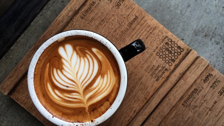 En cappuccino i en kopp