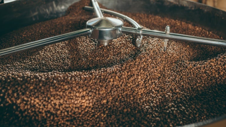 Kaffebönor i en industriell maskin
