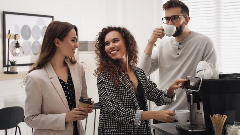 Kollegaer der laver kaffe på arbejdspladsen